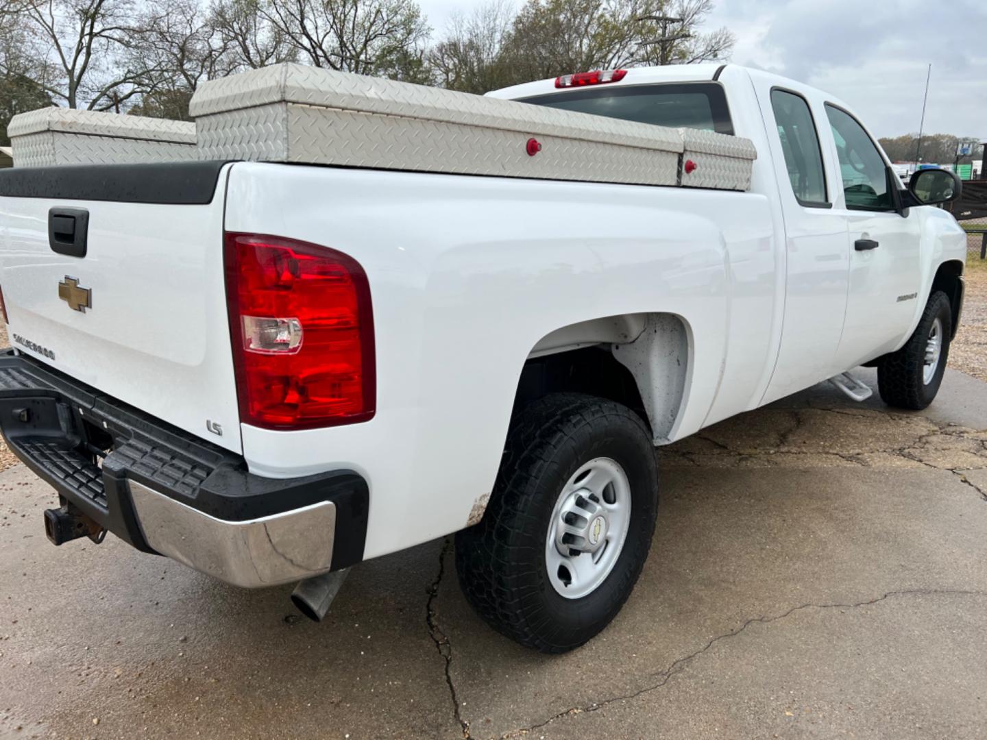 2009 White /Gray Chevrolet Silverado 2500HD LS (1GCHC49K49E) with an 6.0L V8 engine, Automatic transmission, located at 4520 Airline Hwy, Baton Rouge, LA, 70805, (225) 357-1497, 30.509325, -91.145432 - 2009 Chevy Silverado 2500HD Ext Cab LS 6.0 V8 Gas, 161K Miles, Power Windows & Locks, Cold A/C, Toolboxes, Tow Pkg. NO IN HOUSE FINANCING. FOR INFO PLEASE CONTACT JEFF AT 225 357-1497 CHECK OUT OUR A+ RATING WITH THE BETTER BUSINESS BUREAU WE HAVE BEEN A FAMILY OWNED AND OPERATED BUSINESS AT THE SA - Photo#5